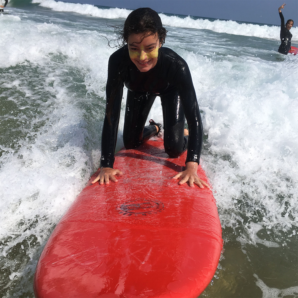 Grupo tomando Cursos Surf en Cantabria, practicando puesta en pie en la tabla
