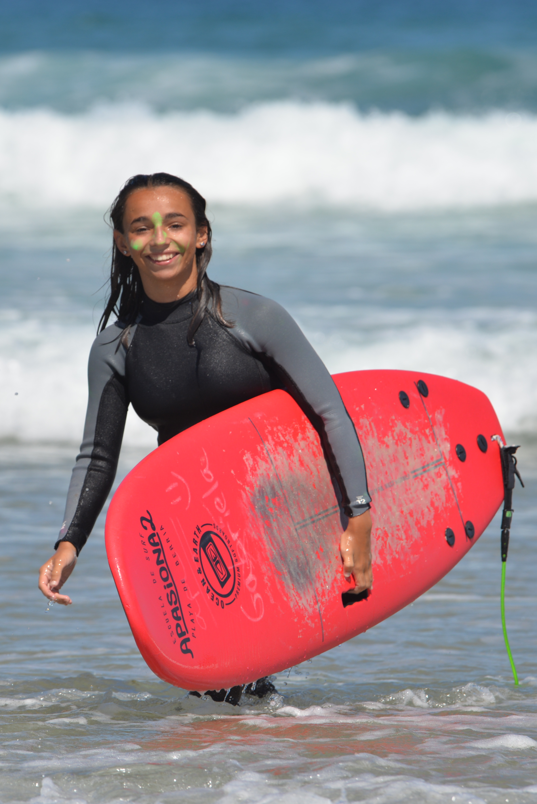 Estudiantes de Escuela Surf Berria remando en el mar, aprendiendo a buscar olas Estudiantes de Escuela Surf Berria remando en el mar, aprendiendo a buscar olas